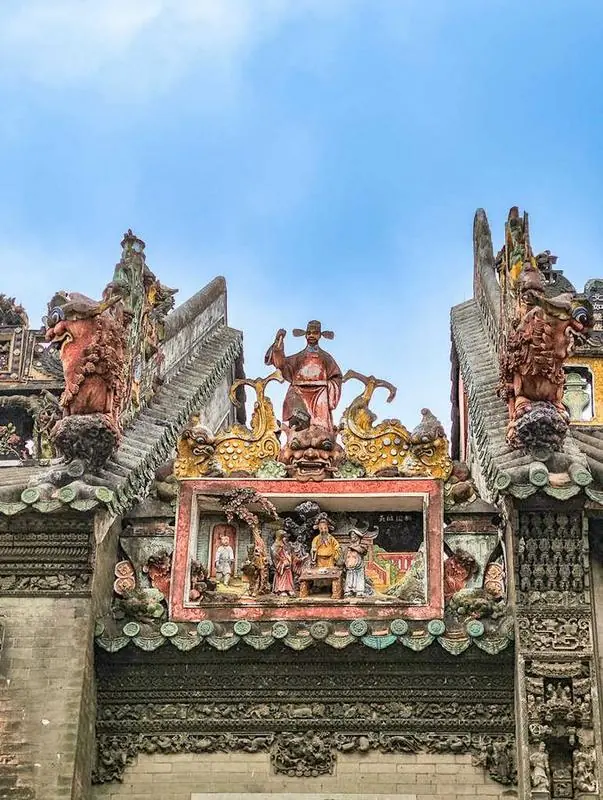 Painted ceramic figures along the roof ridge of the Chen Clan Academy in Guangzhou